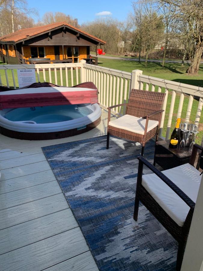 Beautiful 3 Bedroom Caravan With Hot Tub - Tattershall Lakes Exterior foto